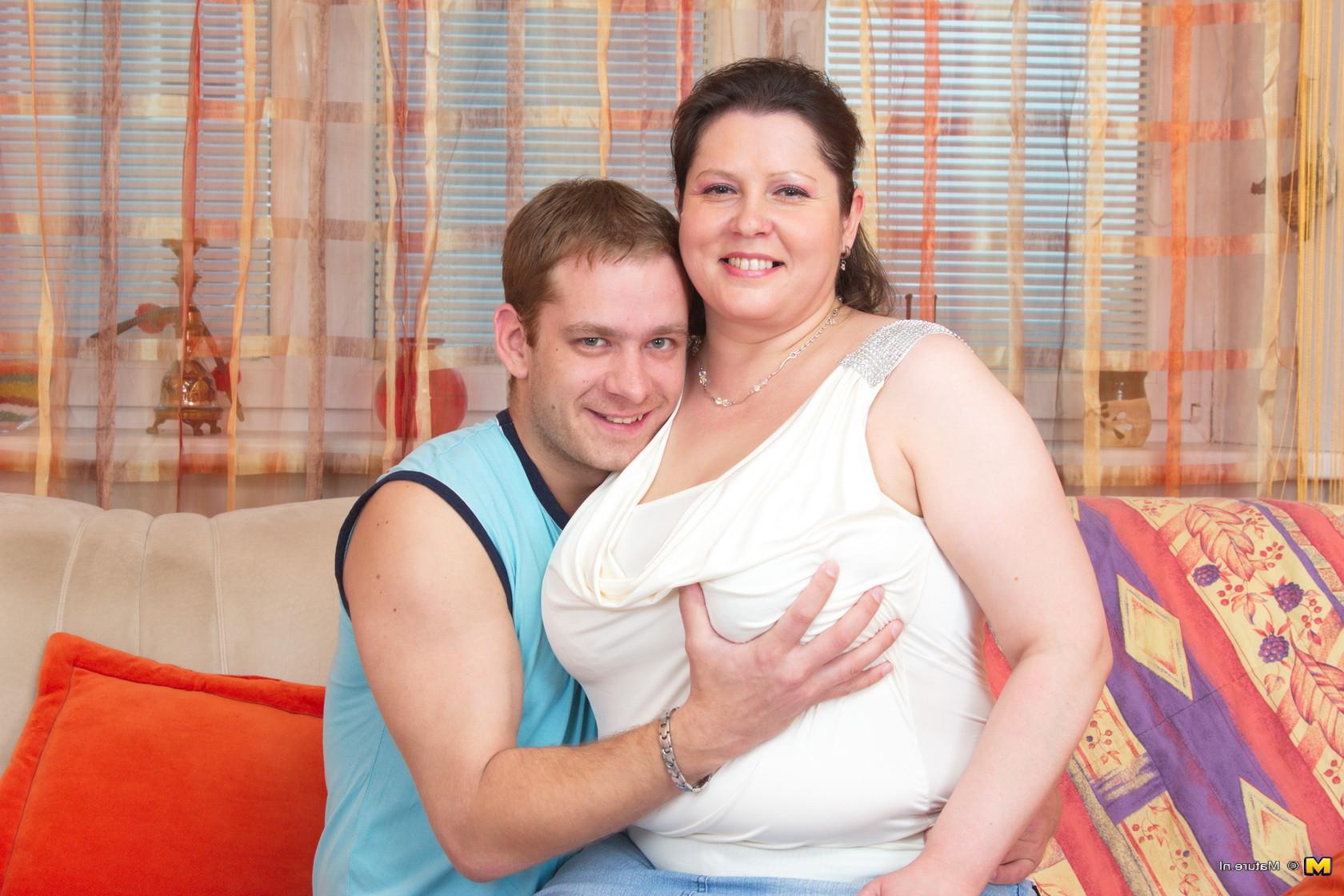 16P Big mature mama playing with her toy boy