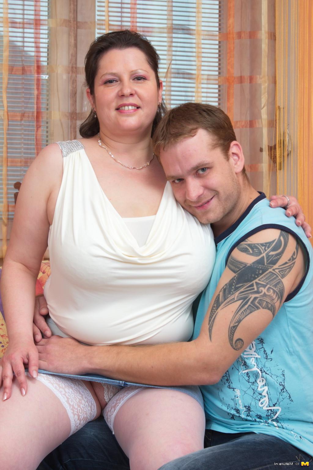 16P Big mature mama playing with her toy boy