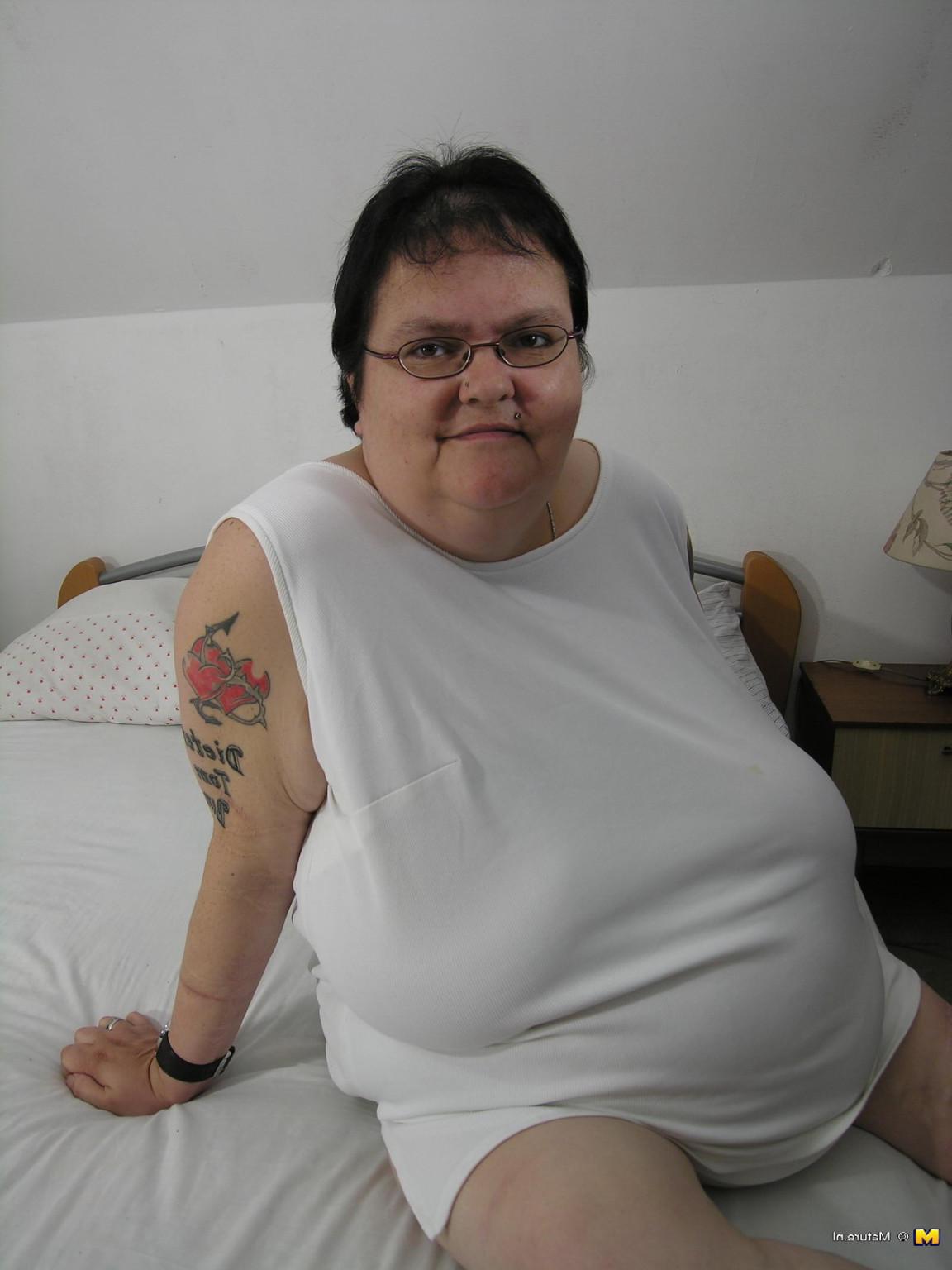 16P Big mama playing with her toy and tits