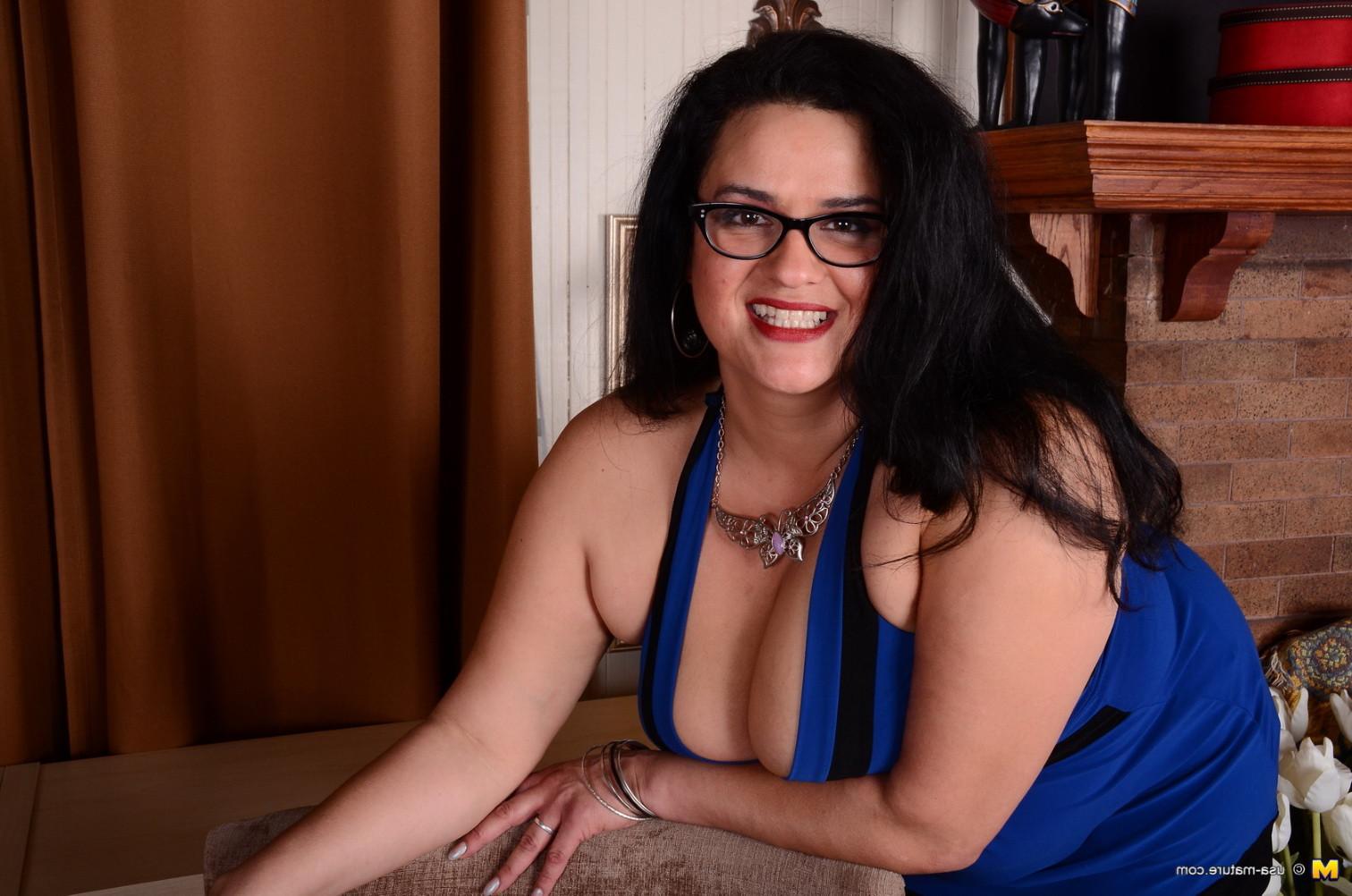 16P Big breasted American housewife gets very naughty