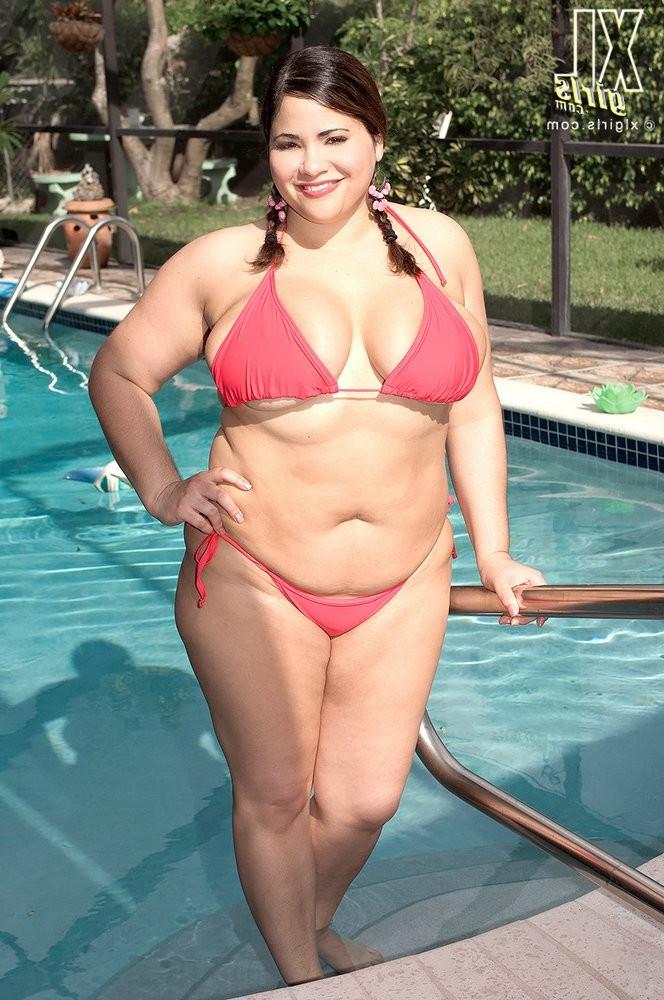 15P Chubby pornstar Naughty Gia masturbating in pool