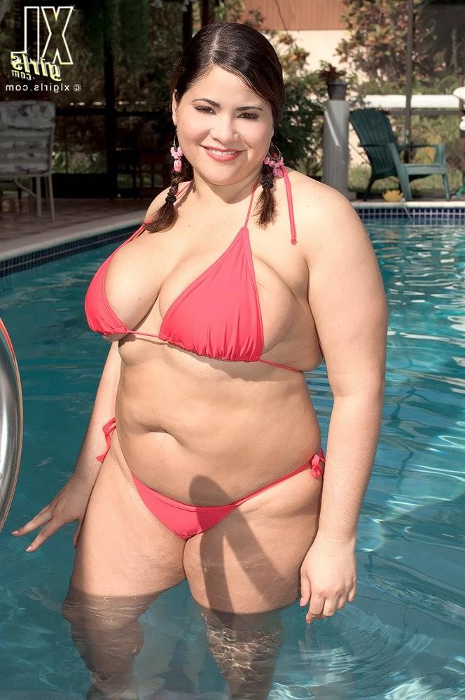 15P Chubby pornstar Naughty Gia masturbating in pool