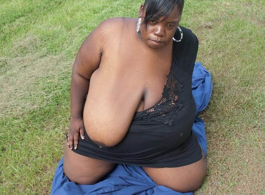 18P Fat ebony showing her very huge boobs