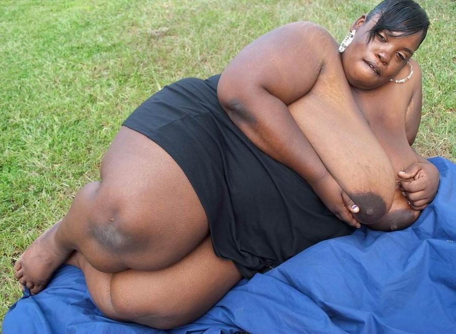 18P Fat ebony showing her very huge boobs