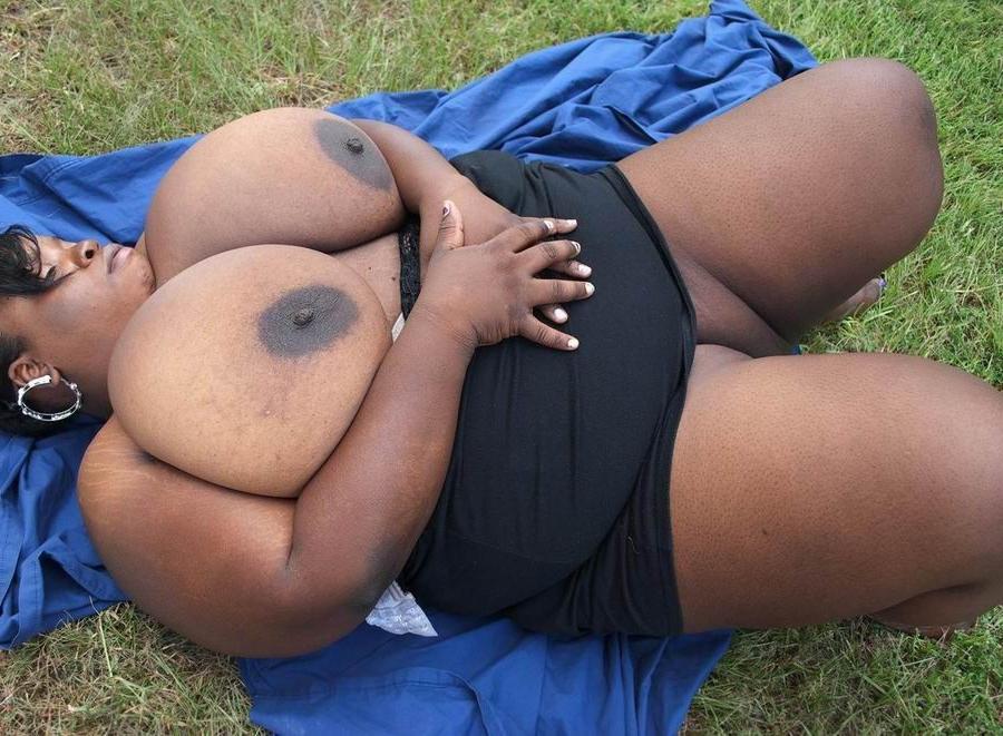 18P Fat ebony showing her very huge boobs