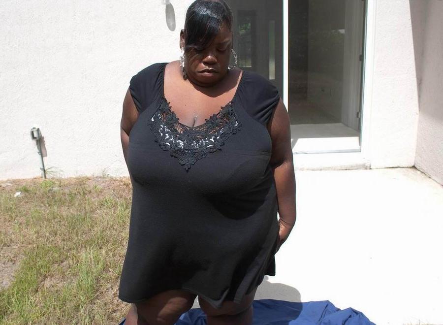 18P Fat ebony showing her very huge boobs