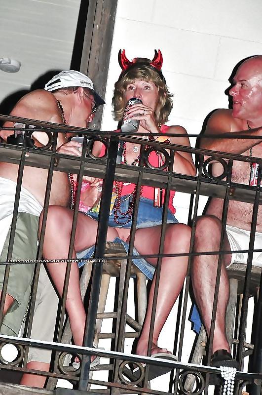 25P MILF flashing