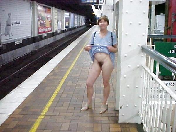 25P MILF flashing