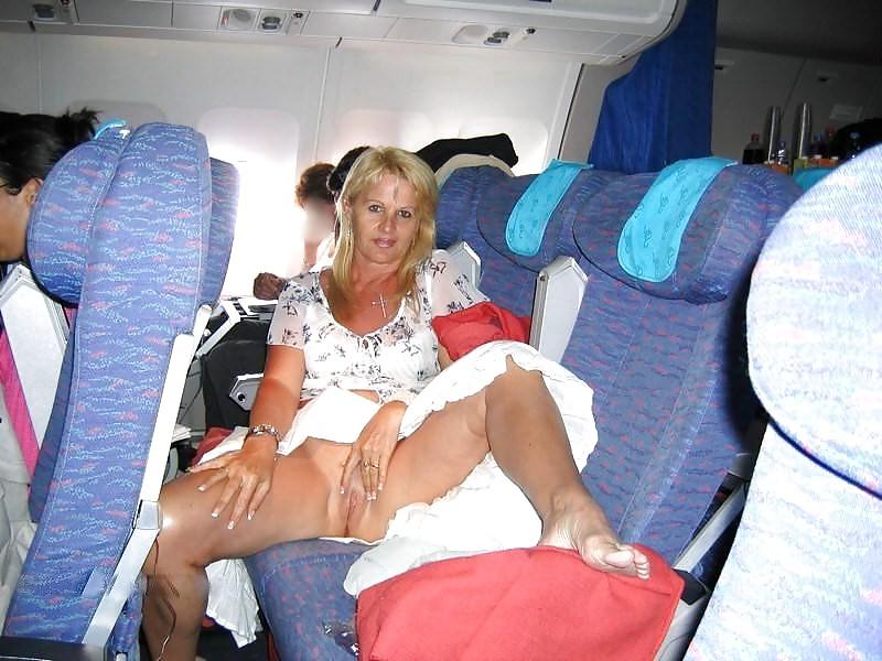 25P MILF flashing