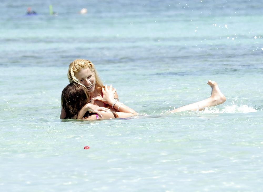 25P Michelle Hunziker kandidiert im rosa Bikini auf Formentera, Spanien
