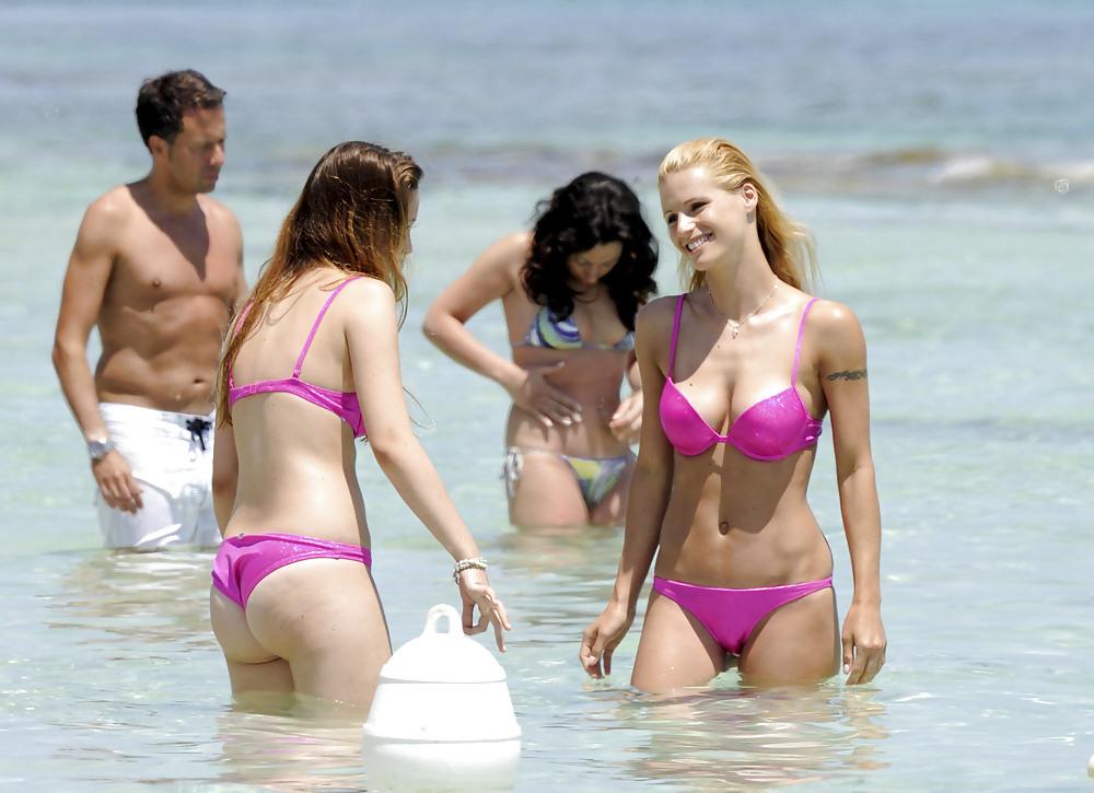25P Michelle Hunziker kandidiert im rosa Bikini auf Formentera, Spanien