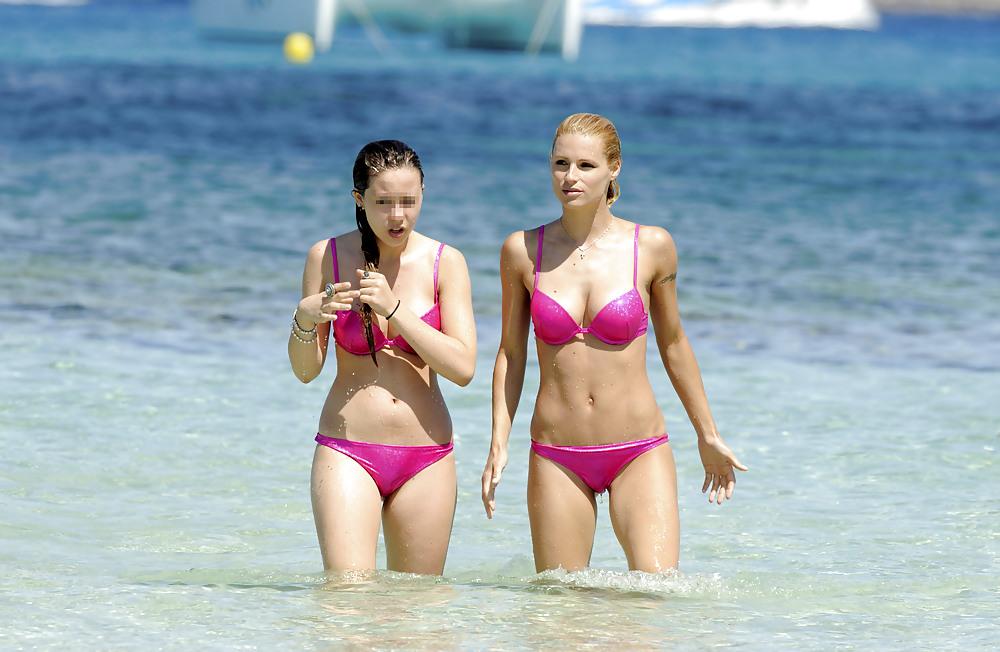 25P Michelle Hunziker kandidiert im rosa Bikini auf Formentera, Spanien