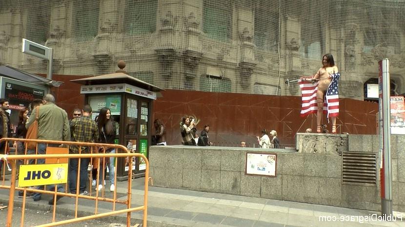 25P Juliette March american tourist humiliates herself nude in publi