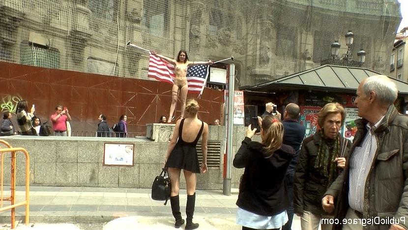25P Juliette March american tourist humiliates herself nude in publi