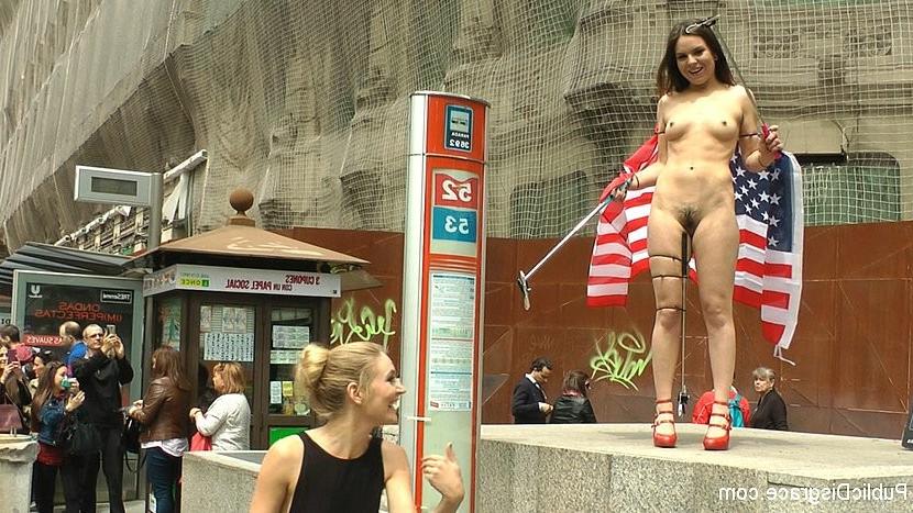 25P Juliette March american tourist humiliates herself nude in publi