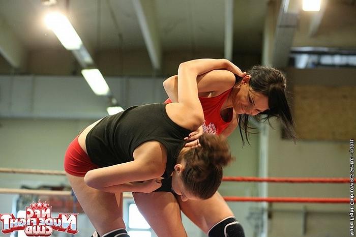 16P Abbie Cat ist eine dominante Lesbe im Catfight und zwingt Henessy zum Oralverkehr