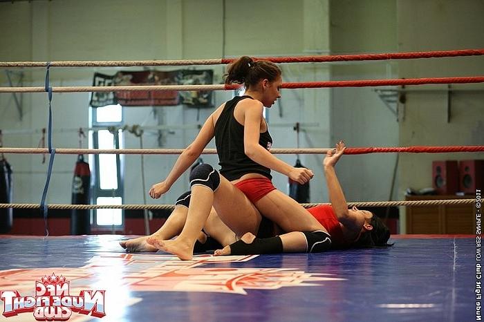 16P Abbie Cat ist eine dominante Lesbe im Catfight und zwingt Henessy zum Oralverkehr