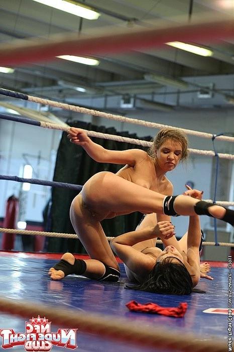 16P Abbie Cat ist eine dominante Lesbe im Catfight und zwingt Henessy zum Oralverkehr
