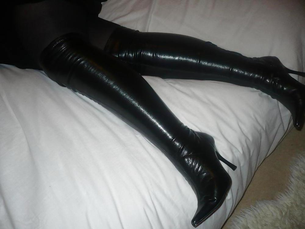 4P Lucy in tights and boots