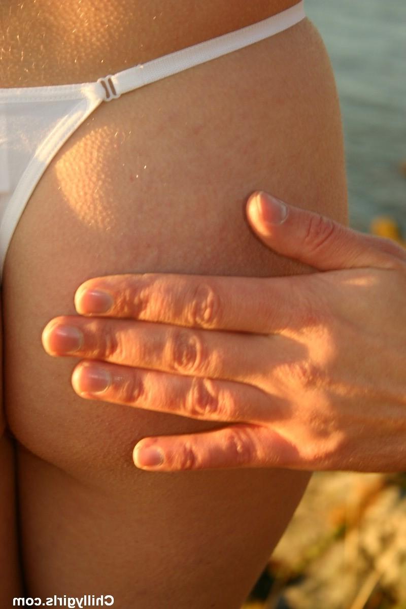 20P Freezing girl bond, spanked and whipped outdoors