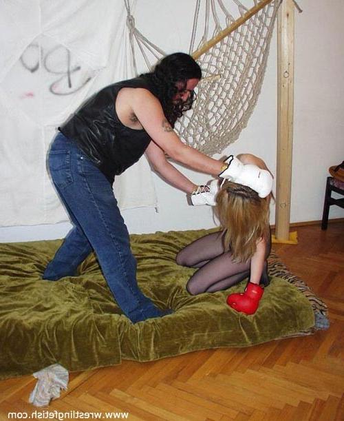 4P Watch real catfights caught on camera