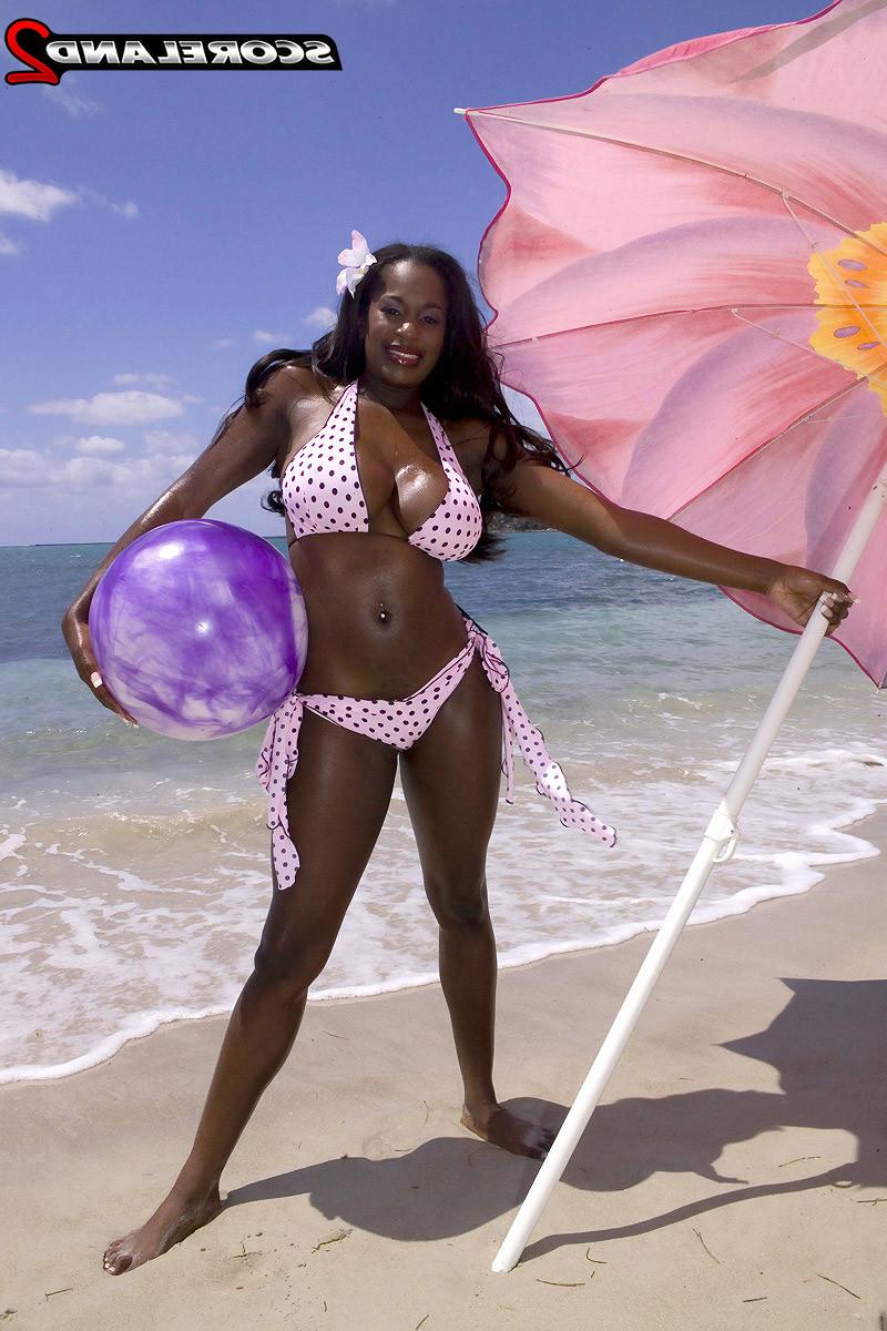 15P Ebony big tits milf Nikki Jaye posing on beach
