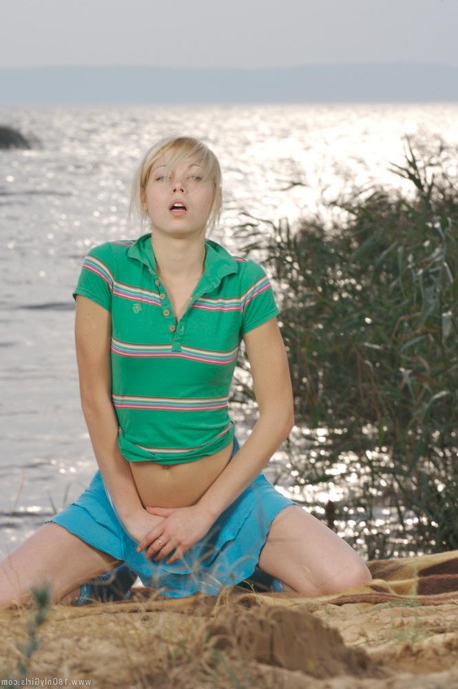 15P Hot tenny Alice Wonderbang masturbating on beach