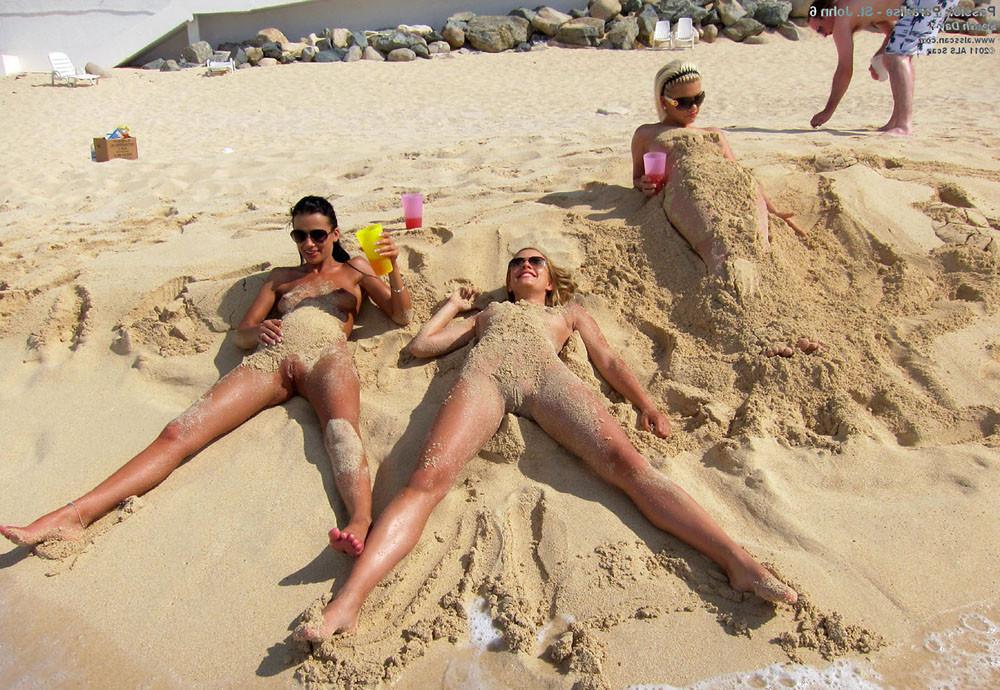 15P Passion Paradise Babes Crazy on Public Beach 