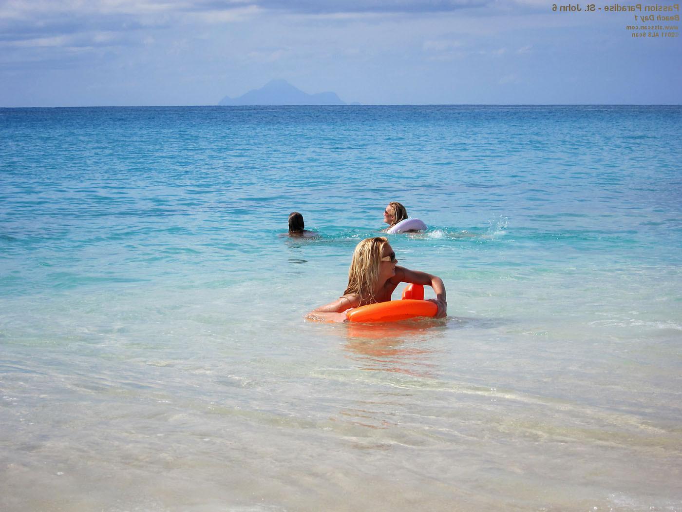 15P Passion Paradise Babes Crazy on Public Beach 