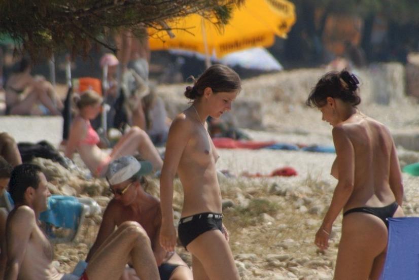 15P Everyone wants to be this gorgeous nudist's friend
