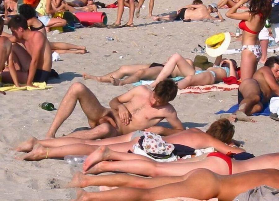 15P Everyone wants to be this gorgeous nudist's friend