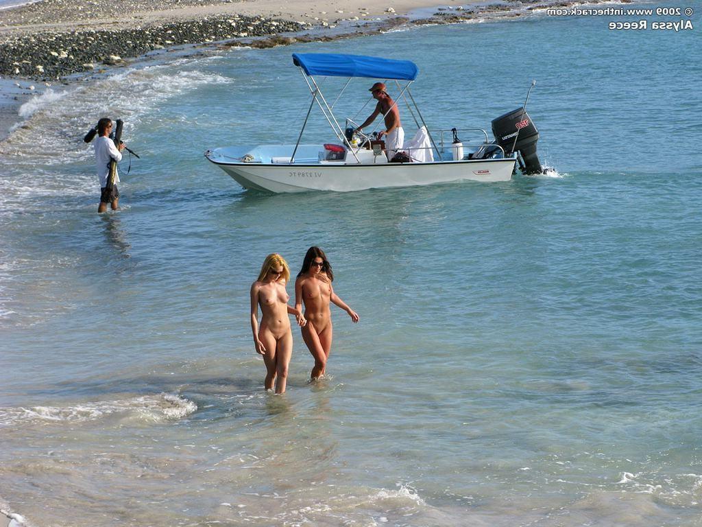 15P Perky babe in sunglasses toys sandy pussy on beach