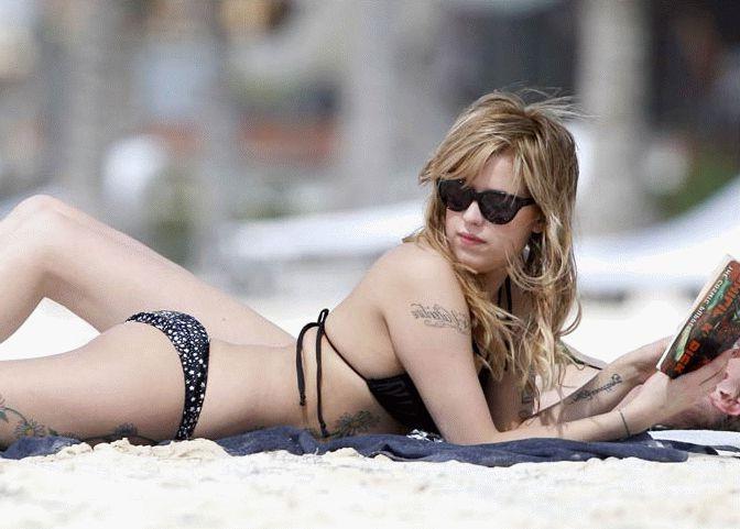 16P bob geldofs daughter caught topless at beach