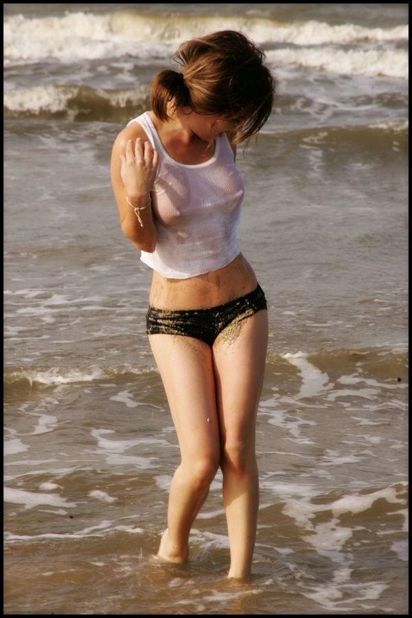 15P Sexy petite Nicole Sparks posing at the beach all wet