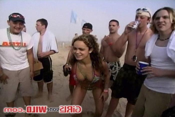 10P Beach babes in bikinis wrestling in the sand
