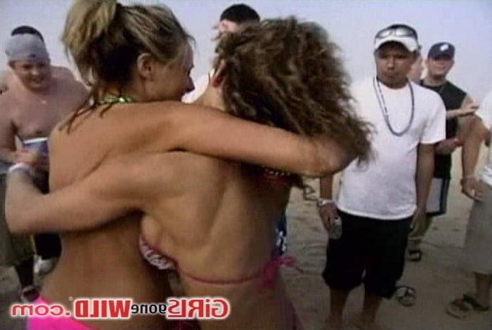 10P Beach babes in bikinis wrestling in the sand
