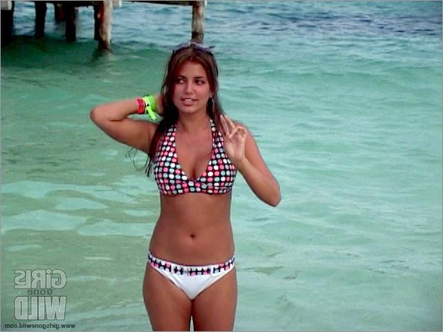 10P College whore at the beach flashing her huge tits