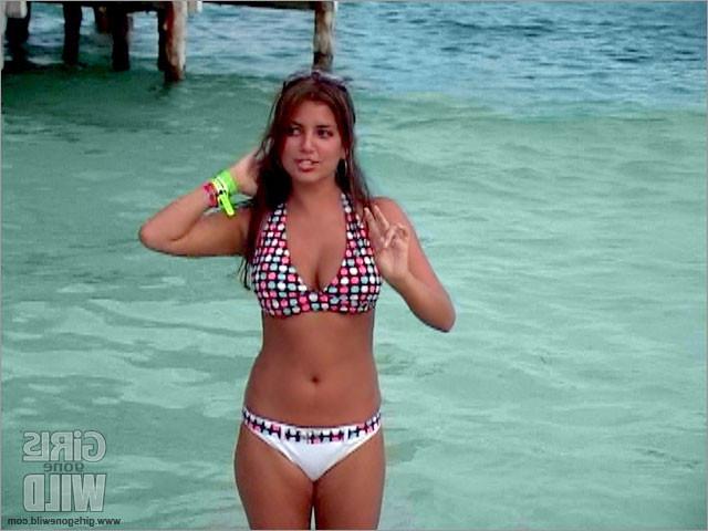 10P College whore at the beach flashing her huge tits