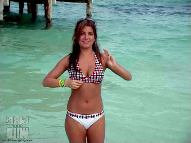 10P College whore at the beach flashing her huge tits