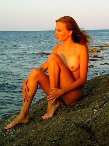 16P Blonde on the horizon spreading wet snatch