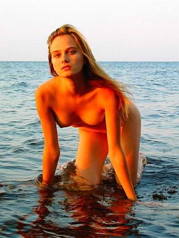16P Blonde on the horizon spreading wet snatch