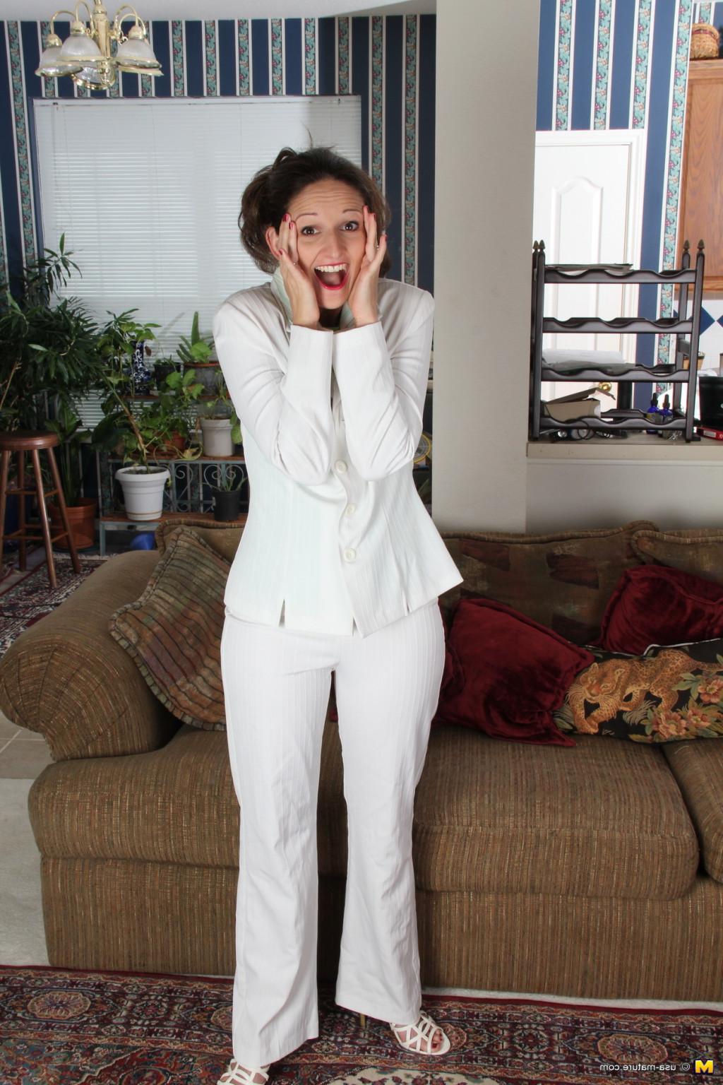16P Cute American housewife stripping at home