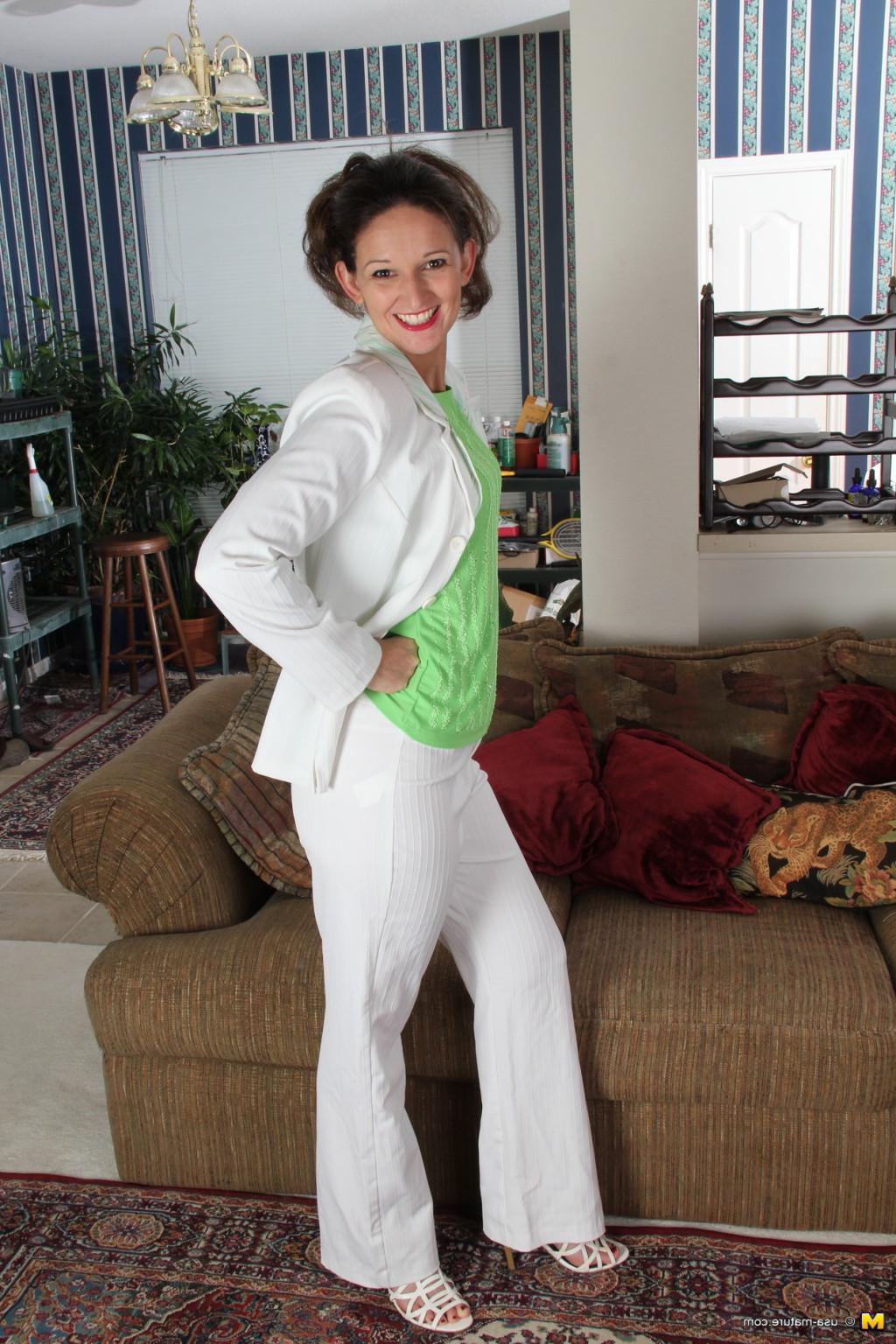 16P Cute American housewife stripping at home