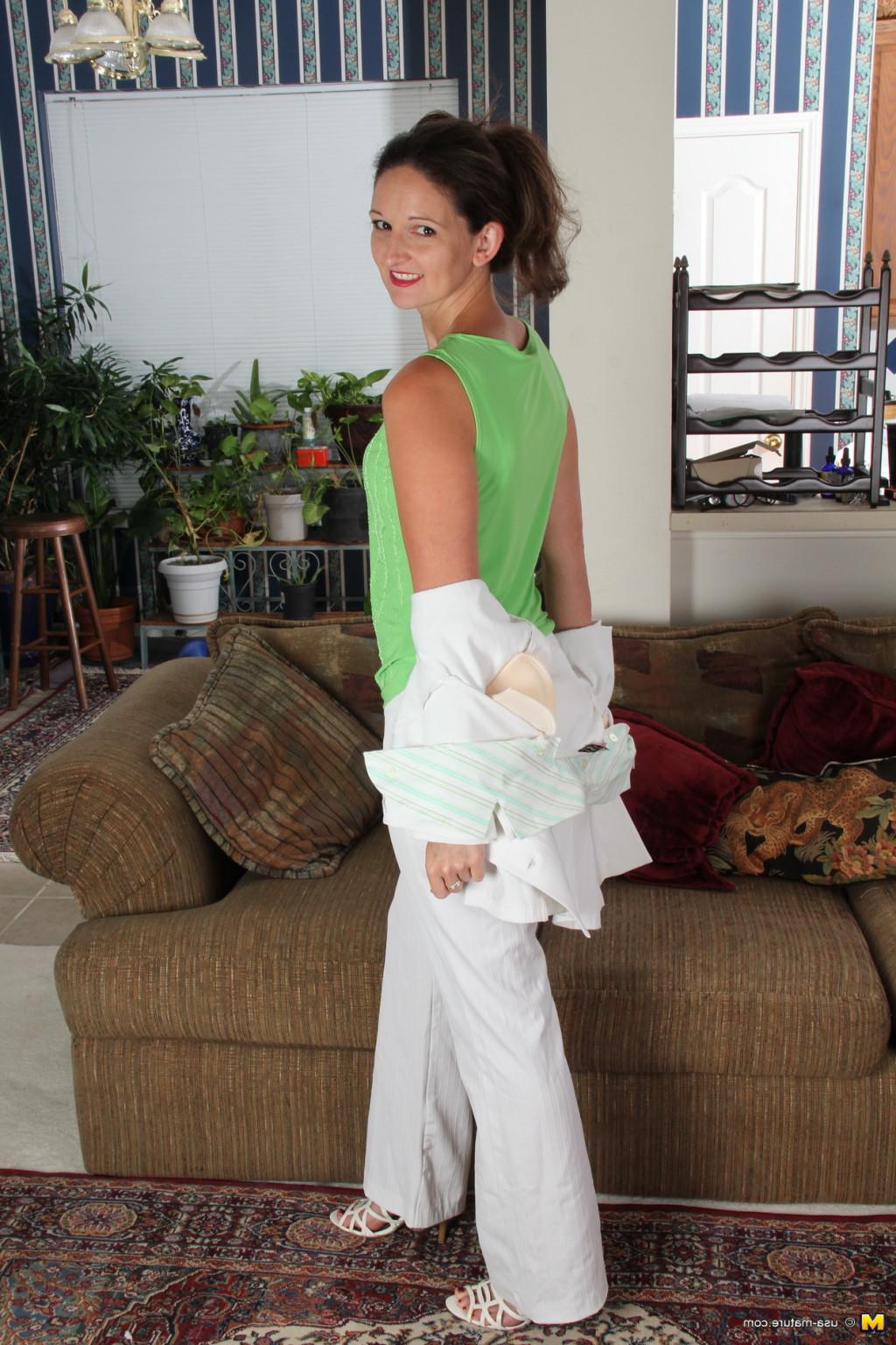 16P Cute American housewife stripping at home