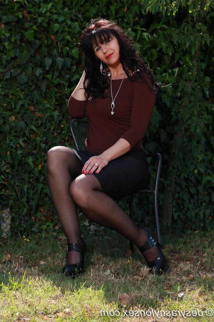 15P Sexy MILF in seamed stockings wanks in her garden
