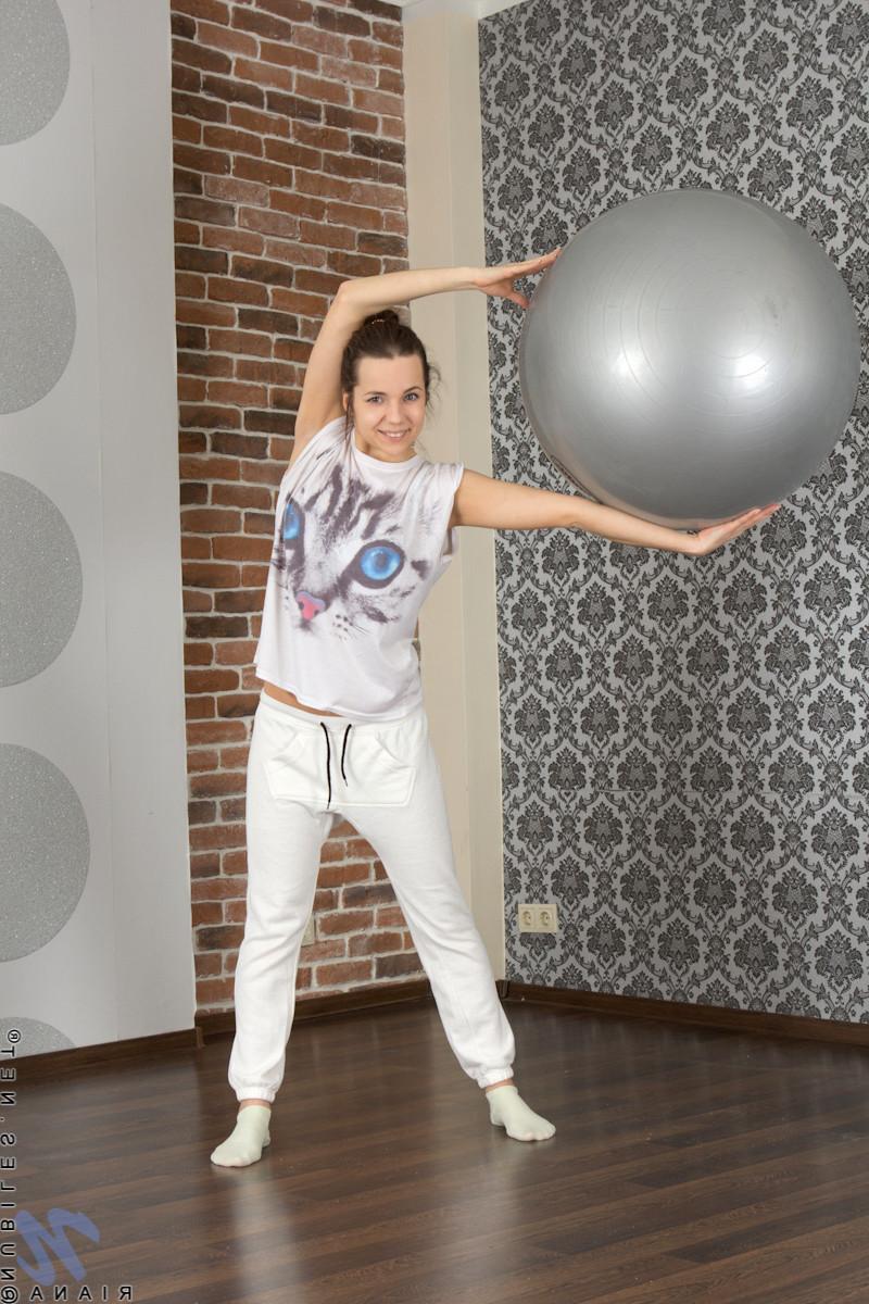 15P Luscious teen Riana making snatch cum after a workout