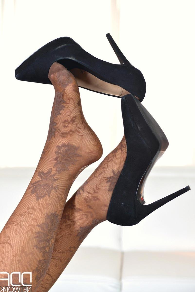 12P Petite Spanish beauty with sexy legs