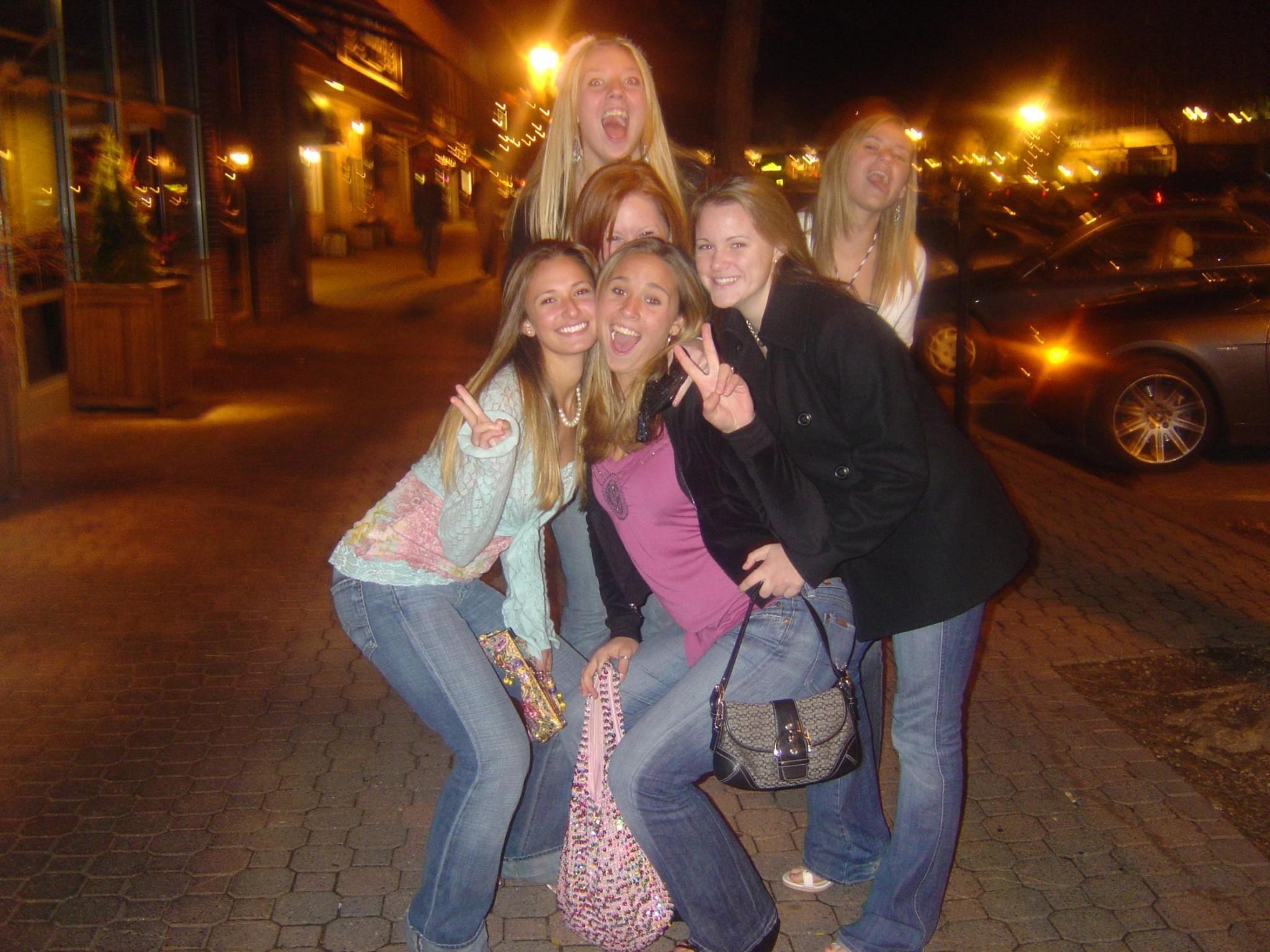 16P Drunk College Girls Go Streaking Caught On Camera!