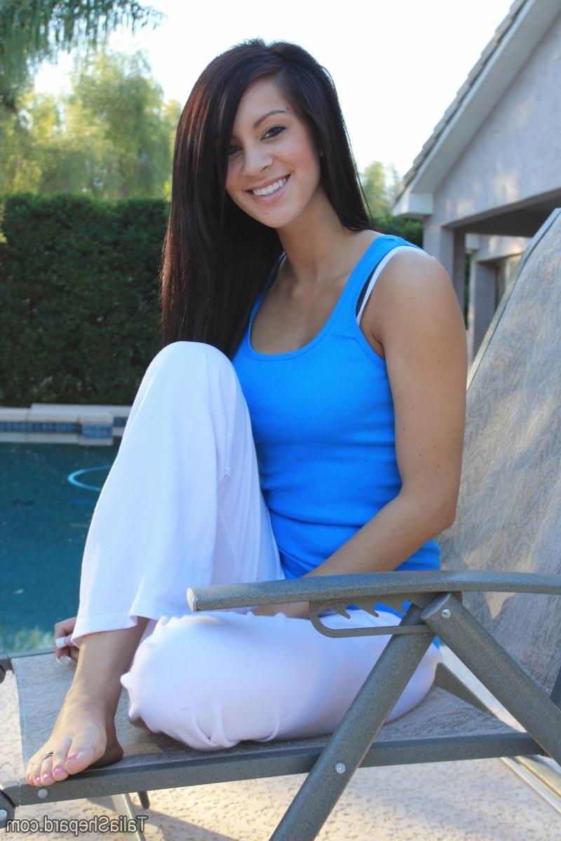 16P Hot brunette nude outside