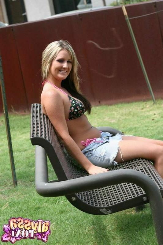 16P Alyssa Roxi Wearing A Bikini